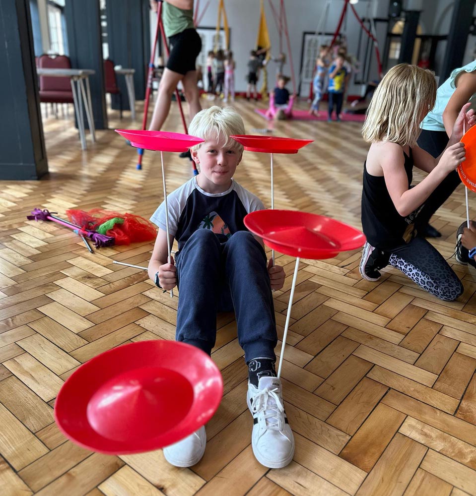 PLATE SPINNING KIDS CIRCUS WORKSHOPS